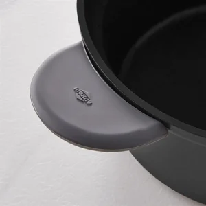 Lot Cocotte Légère Ronde En Fonte D’aluminium 24 Cm Et Deux Maniques En Silicone 9