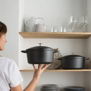 Lot Cocotte Légère Ronde En Fonte D’aluminium 28 Cm Et Deux Maniques En Silicone 11