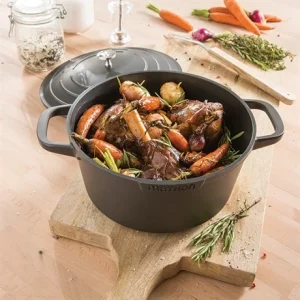 Lot Cocotte Légère Ronde En Fonte D’aluminium 28 Cm Et Deux Maniques En Silicone 13