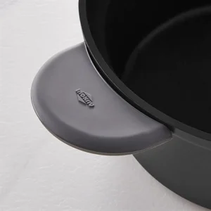 Lot Cocotte Légère Ronde En Fonte D’aluminium 20 Cm Coloris Noir Et Deux Maniques Silicone 9