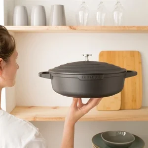 Lot Cocotte Légère Basse Ronde En Fonte D’aluminium 28 Cm Noir Et Deux Maniques Silicone 11