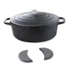 Lot Cocotte Légère Ovale En Fonte D’aluminium 32 Cm Coloris Noir Et Deux Maniques Silicone 10